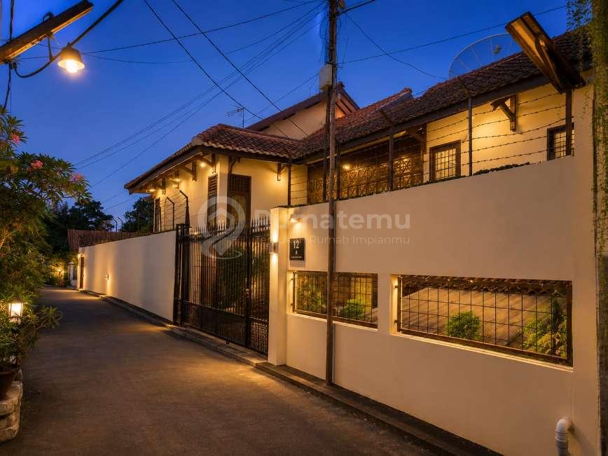 Rumah Jatipadang. 3 Lantai. Luas.570.m2. Jalan 2 Mobil. Siap Huni
