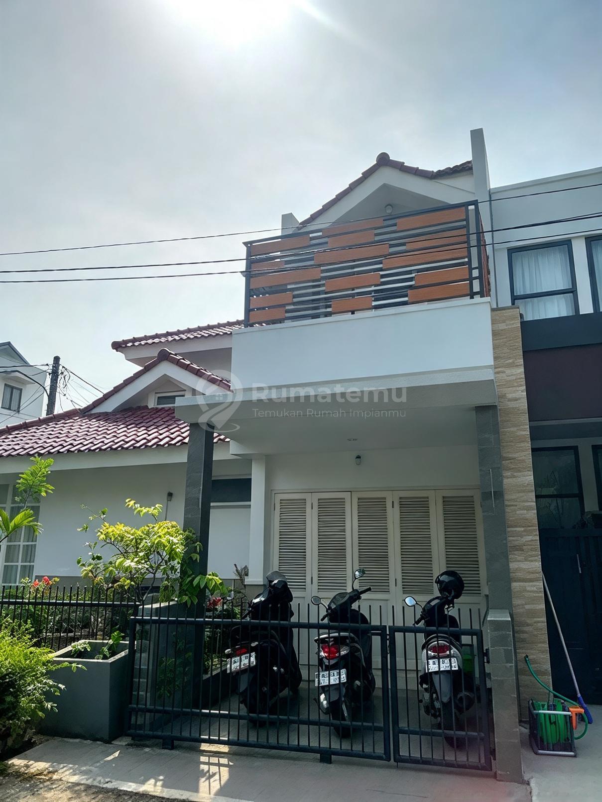 Bebas Banjir, Rumah, 2 Lantai, SHM, Dekat Akses Tol