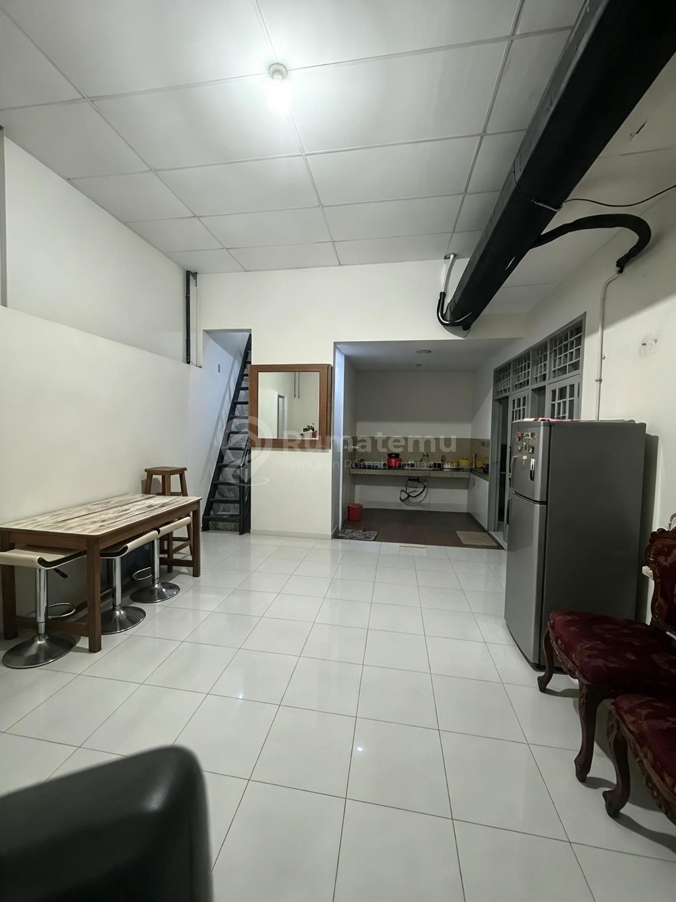 Taman Surya 3, Pegadungan, Kalideres, Jakbar..Disewakan Rumah 1 1/4 LT, Minimal Sewa 2 Thn, Siap Huni, Sudah Renov Perapihan, Semi Furnished, Depan Taman, Tidak Banjir, AC 2, Water Heater, Lemari, Ranjang, Hadap Tenggara, PLN 2200W, Air Pam