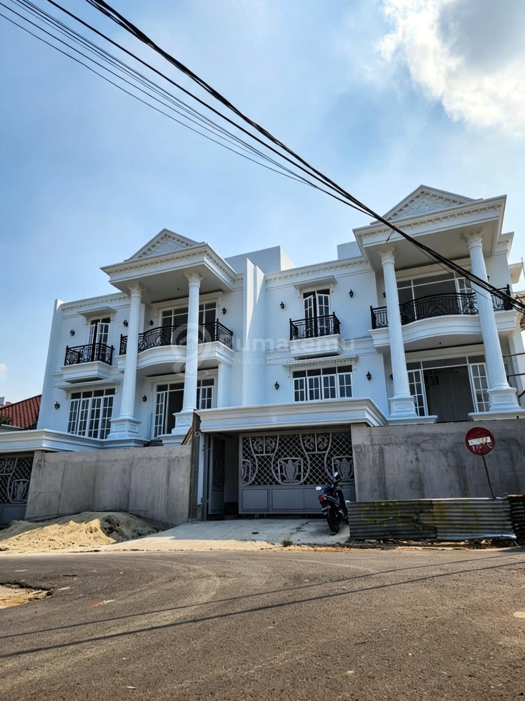 Dijual Brand New white House + swimming pool + private lift di Cilandak , Jakarta selatan