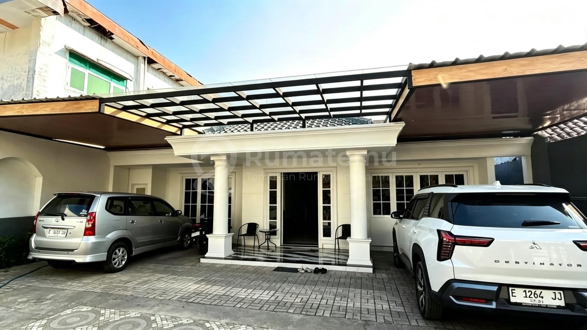Disewa Rumah Full Furnished Mewah Strategis LT 335M2 Garasi Luas. Sangat cocok bagi keluarga modern yang mencari rumah disewakan dengan kondisi lapang.