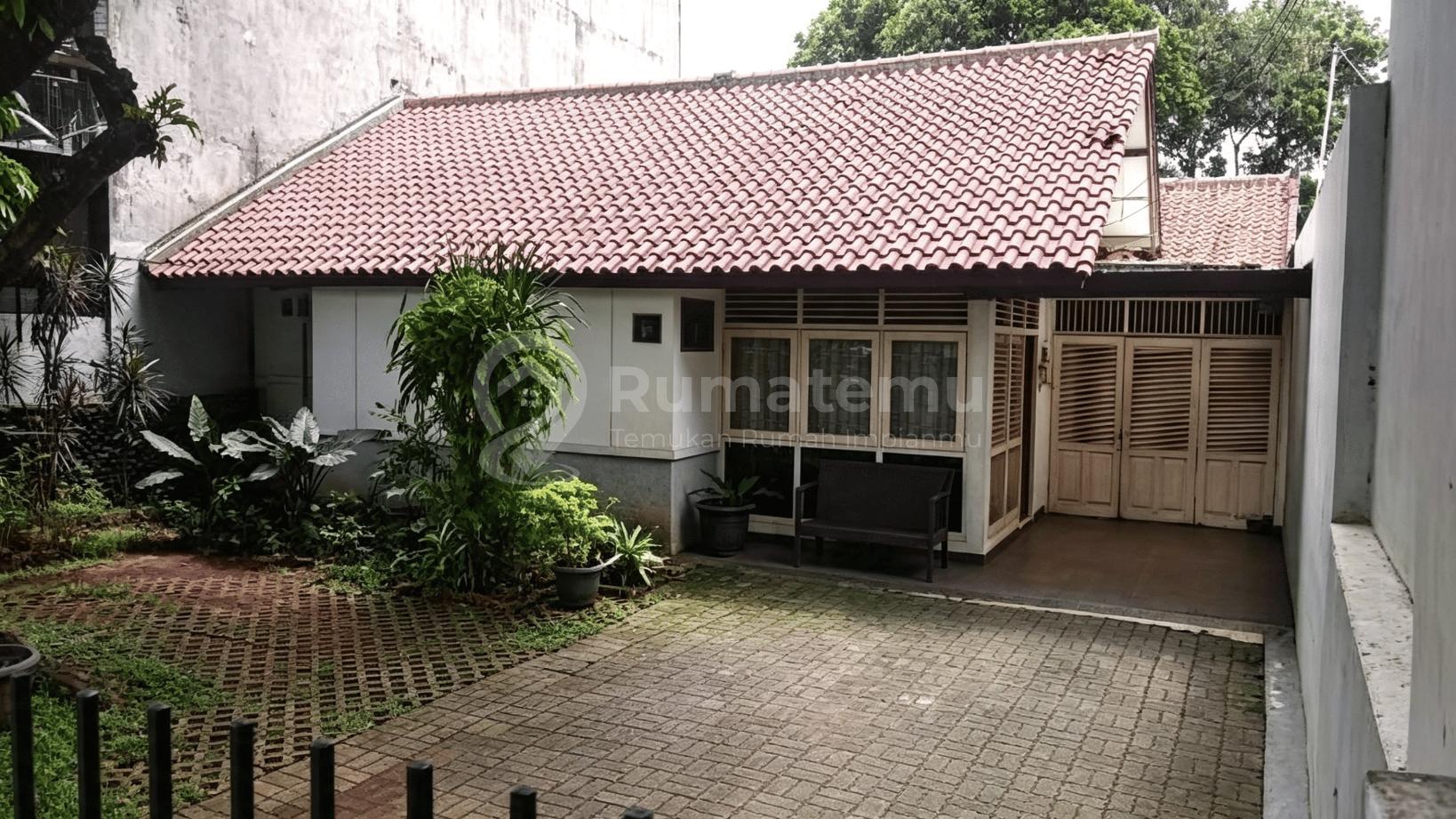 RUMAH DIJUAl cocok untuk usaha bengkel, kantor, toko di Kebayoran Lama, Sukabumi Selatan, Kebon Jeruk, J