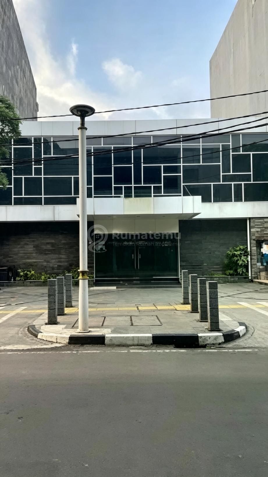 Dijual Gedung 2 Lantai di Wolter Monginsidi