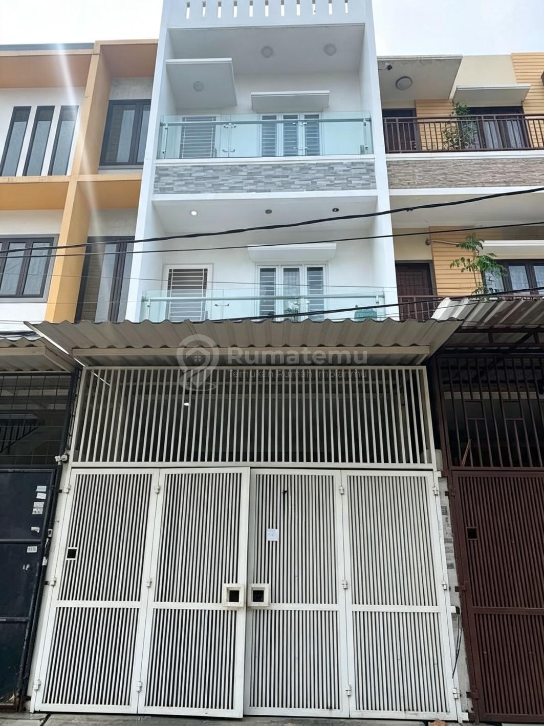 Dijual rumah 3 lantai bentuk ruko di Jelambar, Grogol petamburan, Jakarta