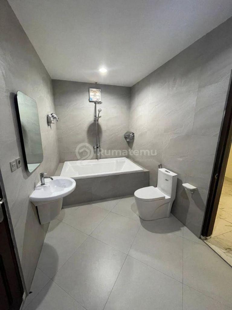 Rumah Megah 2 Lantai Jl. Malang Menteng Jakpus - Garasi 8 Mobil + Private Pool (Bawah Pasar)
