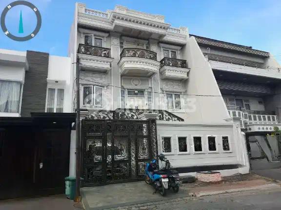 For Salle Rumah Mewah di Taman Palem Lestari Cengkareng Jakarta Barat