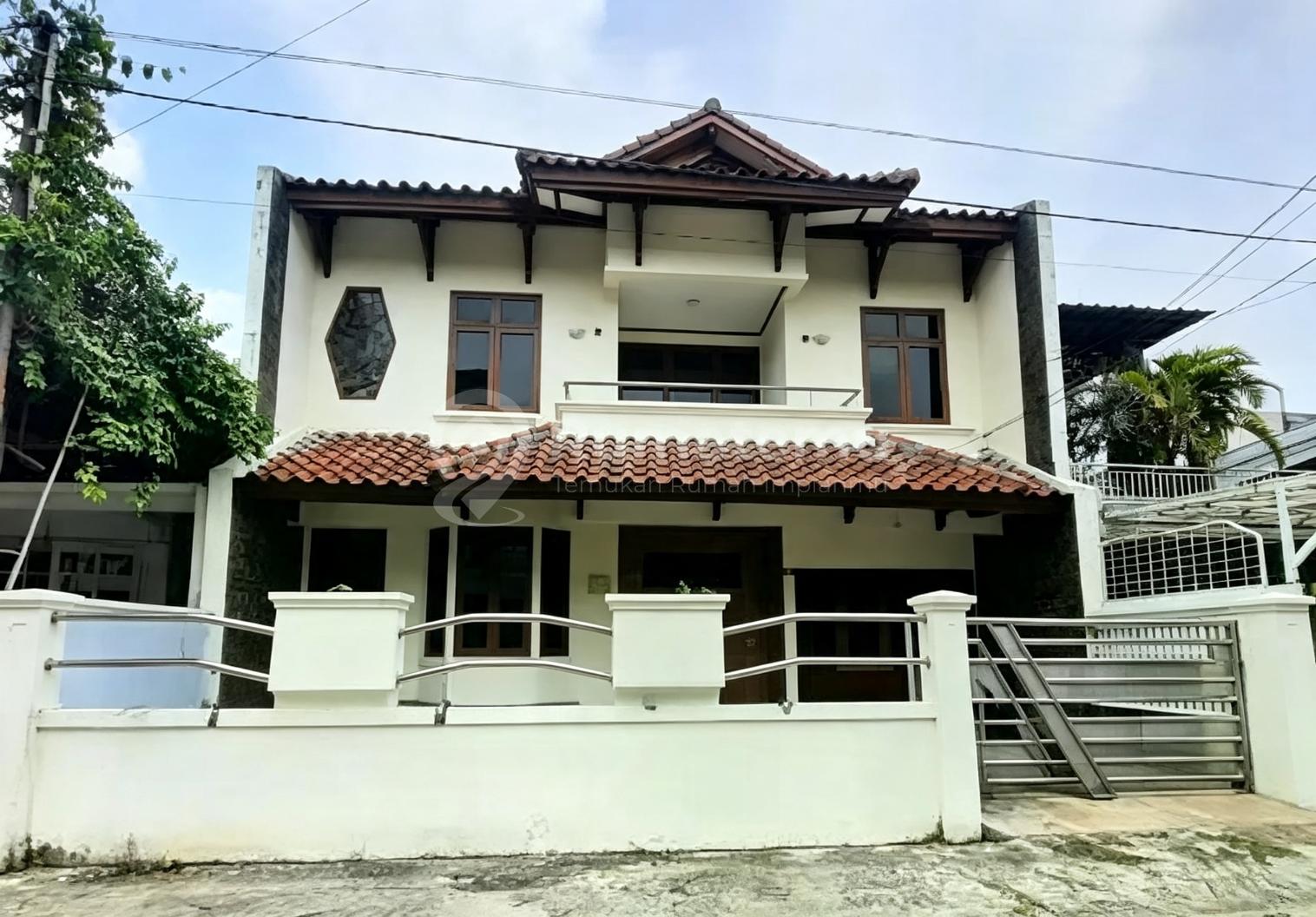Rumah Dekat Pim Arah Timur di Pondok Indah