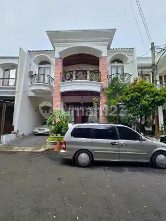 Rumah Dalam Townhouse di Pondok Bambu Duren Sawit