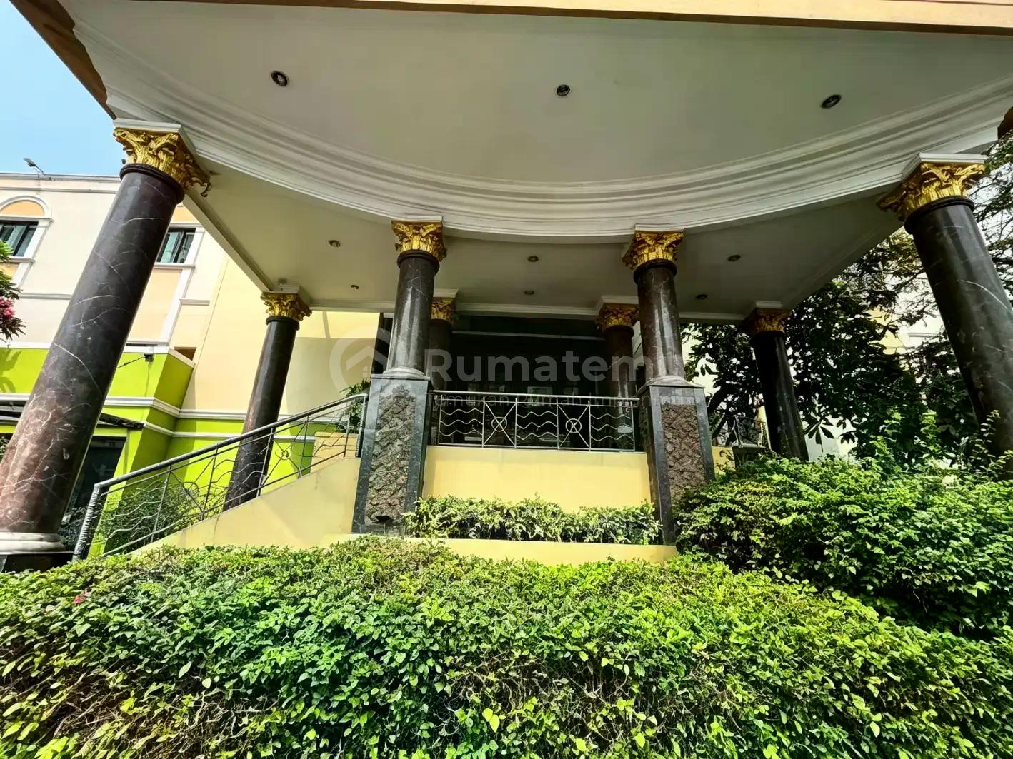 Dijual / Take Over Hotel Hanya 50% Dari NJOP!!! Hanya 80 Miliar!! Butuh Cepat!! Luas Tanah Fisik 8600M2, Ada 110 Kamar Fully Furnished, Setengah Disewakan Wna, Setengah Dikelola Sendiri!! Khusus Investor!! Passive Income +/- 15+6 Miliar/Tahun!! Pasti Cuan