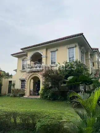 Disewakan Rumah Hoek dengan Halaman Luas Tidak Berhadapan dengan Rumah Lain. 250 Juta Pertahur