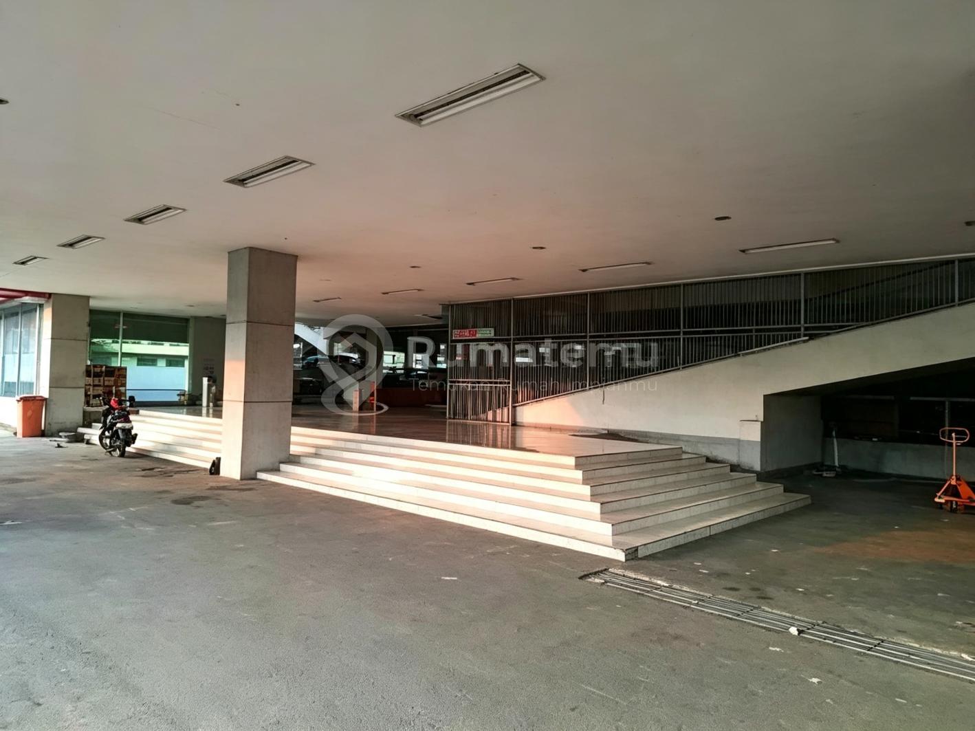 Dijual Gedung Usaha 2 Lantai ditengah Kota Pusat Keramaian dengan Area Parkir dan Halaman Yang Luas