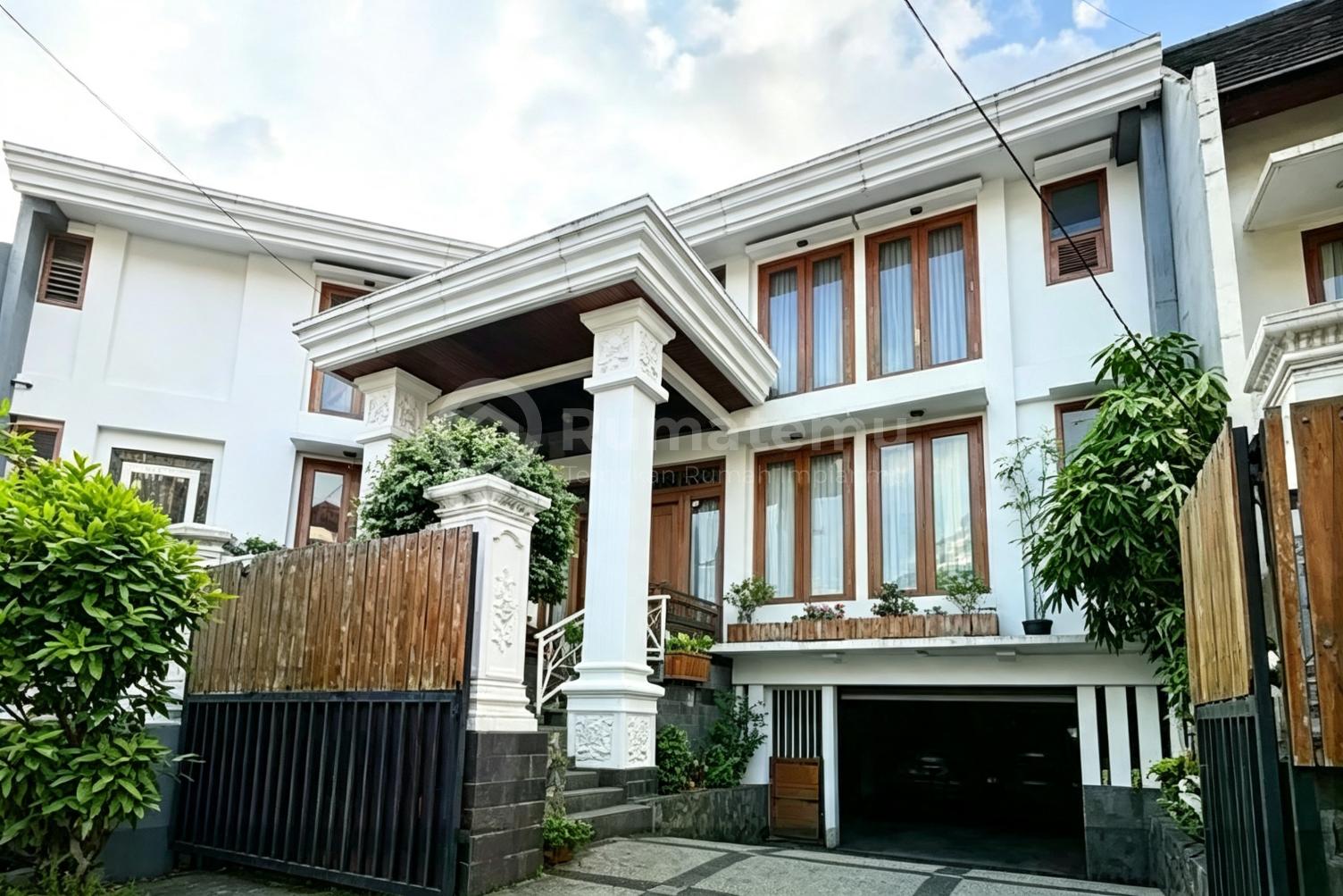 Dijual rumah Split Level + Pool Di Sektor 9 bintaro Tangerang Selatan.haega 10,5 Miliar