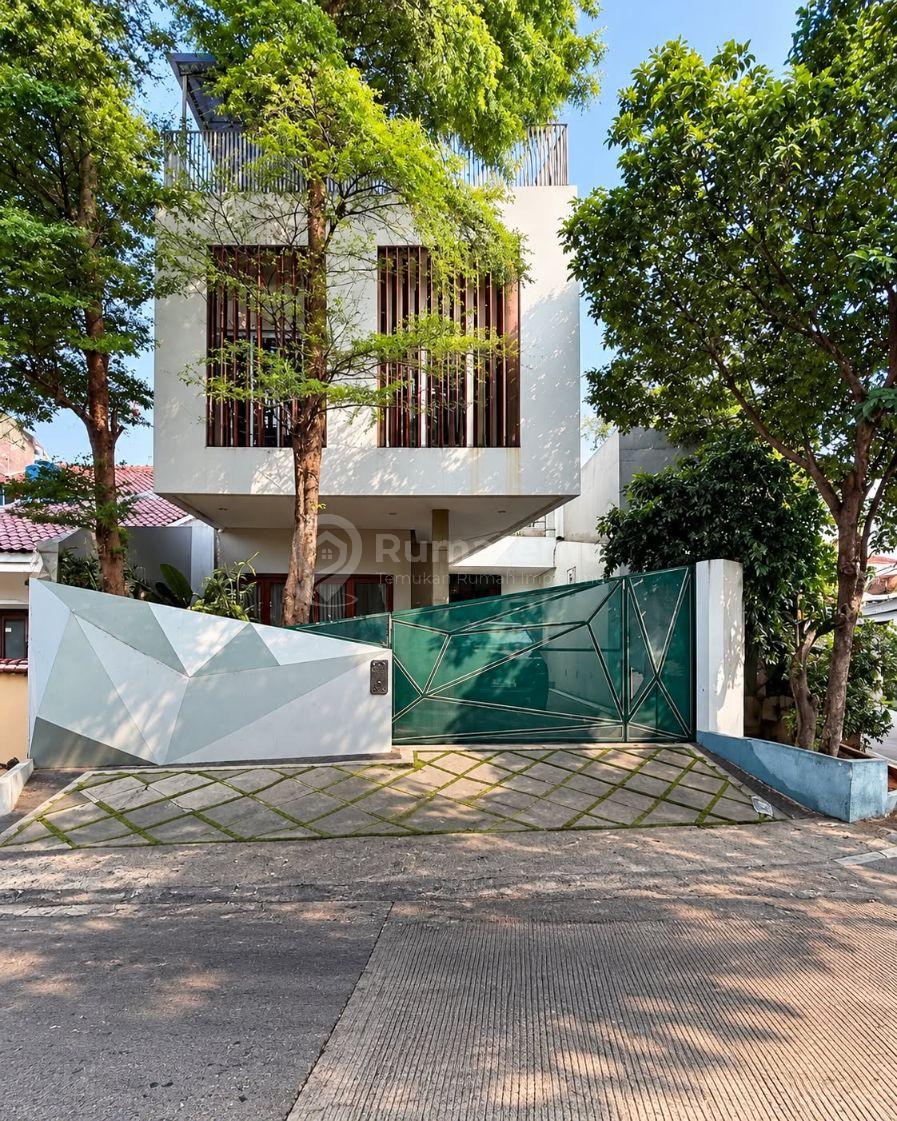 RUMAH MODERN 3 LANTAI, FULL FURNISHED, SIAP HUNI