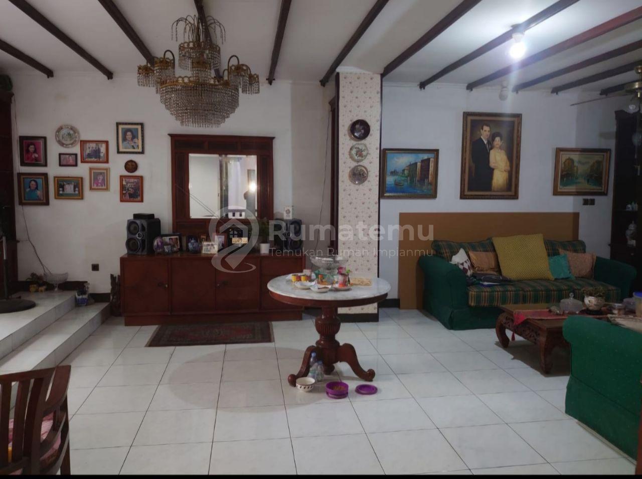 DISEWAKAN RUMAH 3 LANTAI DI KEBAYORAN BARU