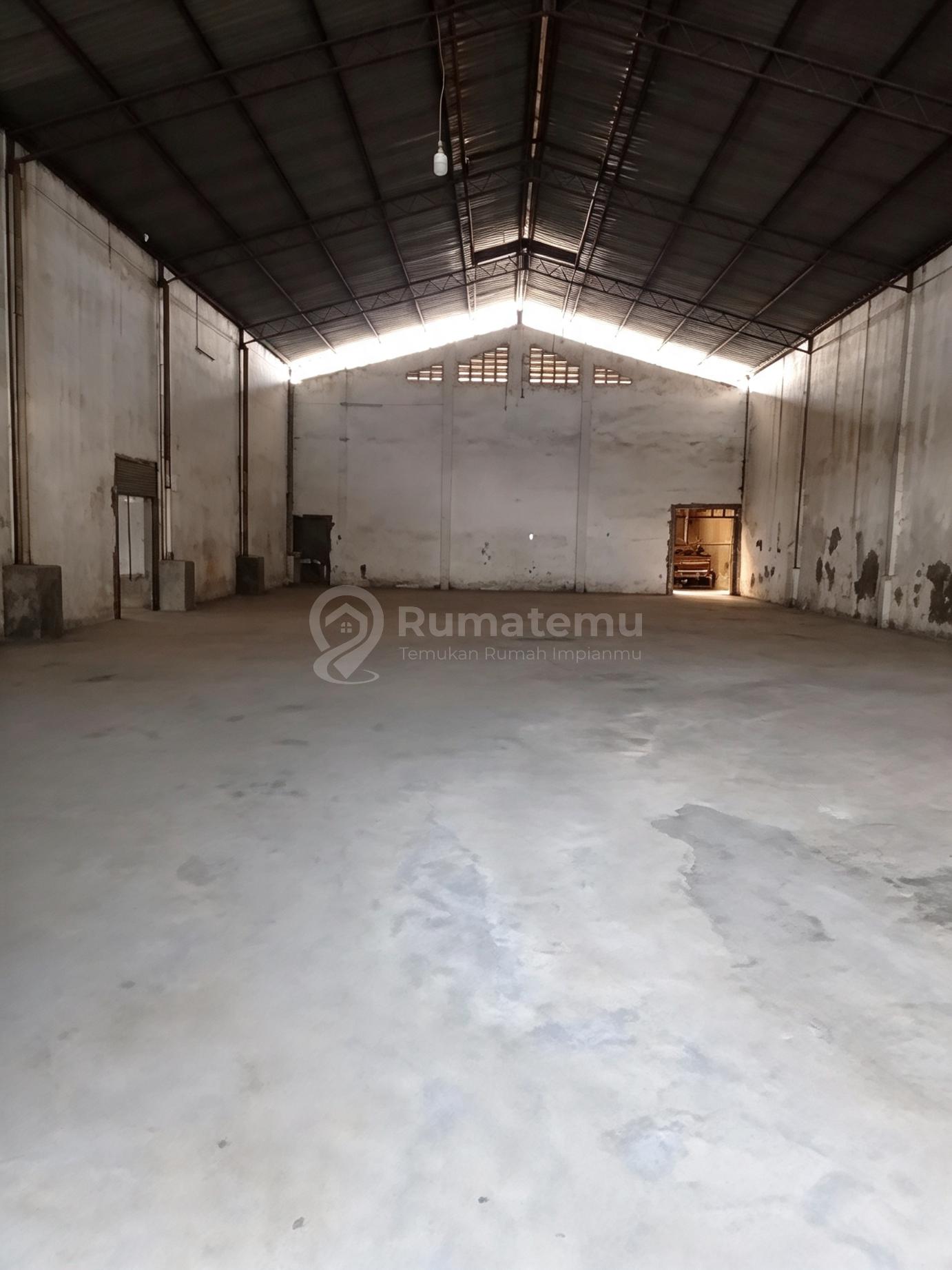 Tegal Alur, Kalideres, Jakarta Barat..Disewakan Gudang Gandeng 3, Token Air: Sumur, Office: 2 (Dalam Gudang), Kamar Mandi: 3 Luar Gudang, Pos Security 2, Harga Sewa: 900 Juta/Tahun Nett (Min 2 Tahun) dan Exclude Pph.-