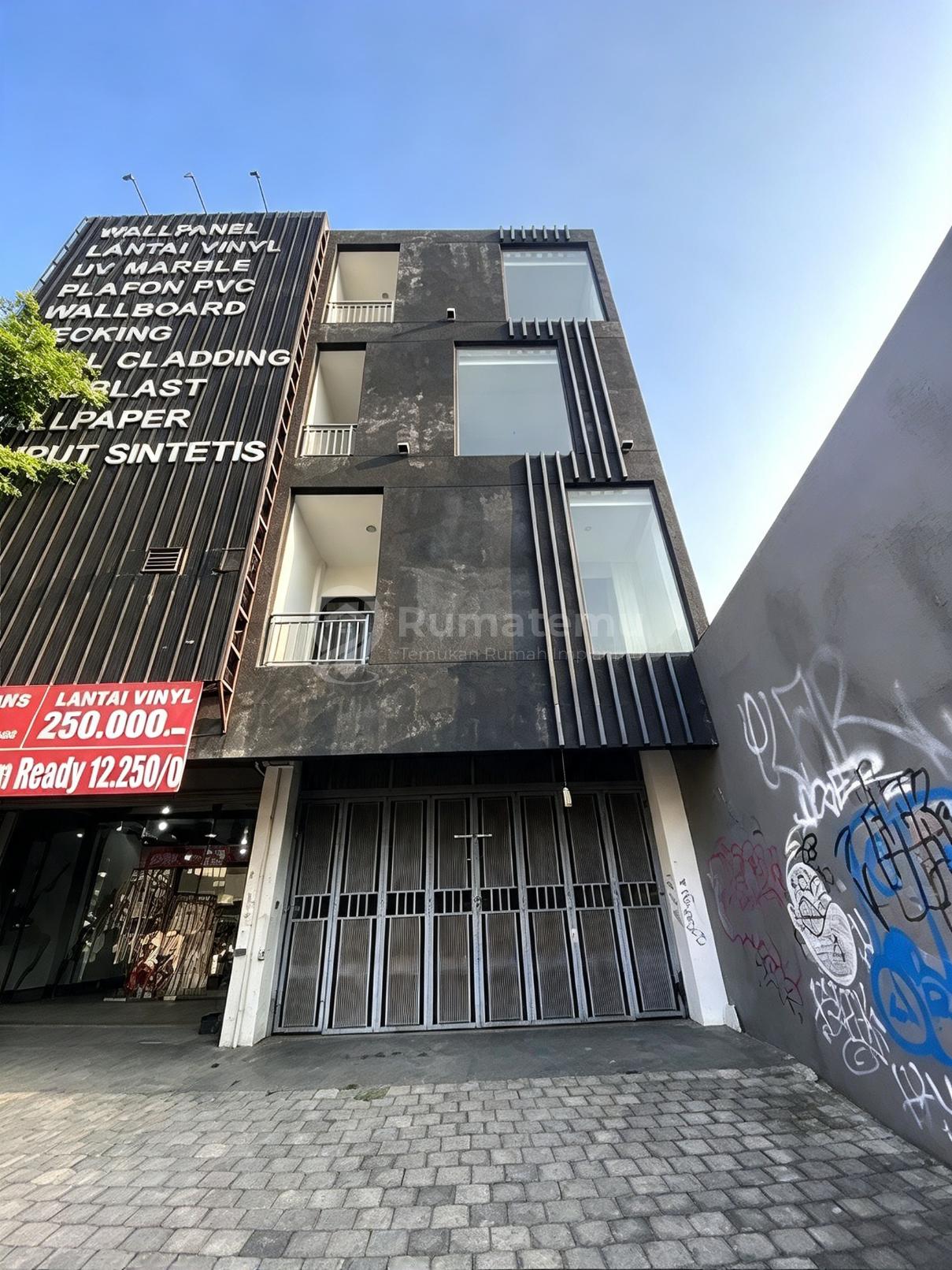 Ruko 3 Lantai Pagongan Cirebon dengan Rooftop di bagian belakang yang dapat dimanfaatkan sebagai area tambahan sesuai kebutuhan usaha.
