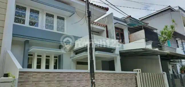Disewakan Rumah Tomang Jakbar! 2.5 Lantai Siap Huni, Renovasi Baru, Sewa 140Jt/Thn!