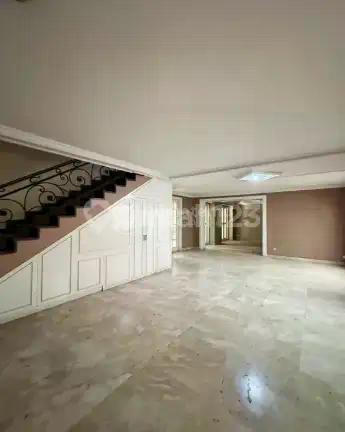 Dijual Rumah 2 Lantai di Menteng. Lokasi Elite, Dekat Jl. Suwiryo