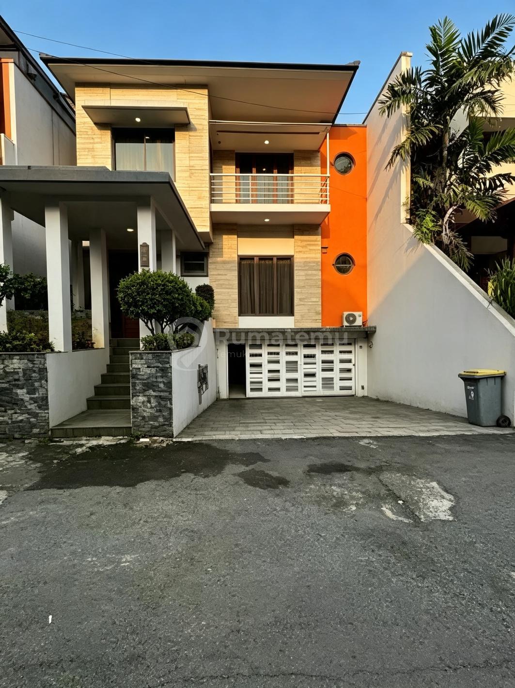 Dijual Townhouse 2 Lantai Private Pool Lebak Bulus Jakarta Selatan