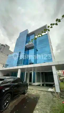 Gedung Kantor Menteng Depan Jalan Dengan Akses Mudah Dan Sekitaran Area Ramai