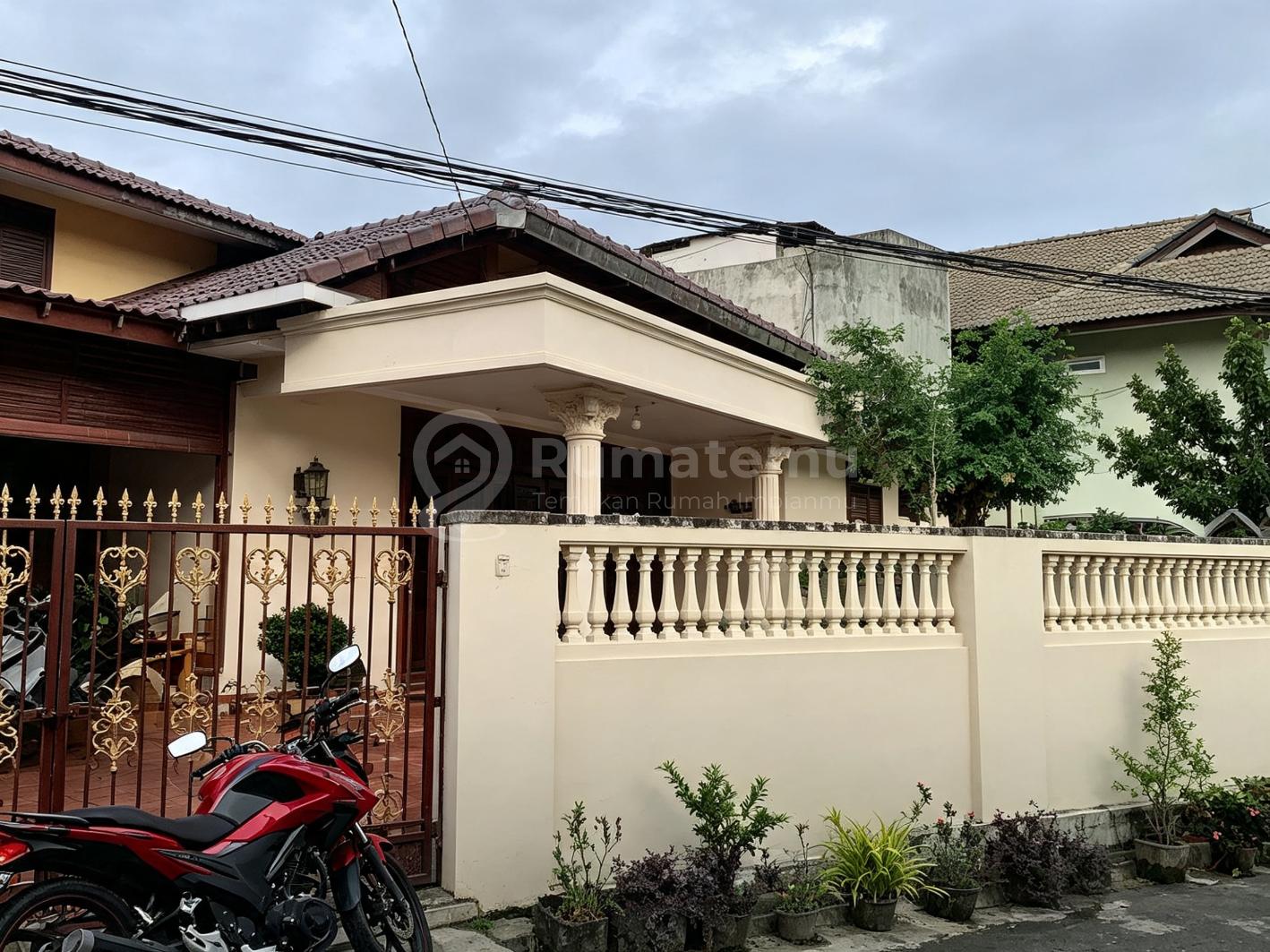 Dijual rumah Akses jalan 3 mobil dijalan utama komplek lama di Kayu Putih