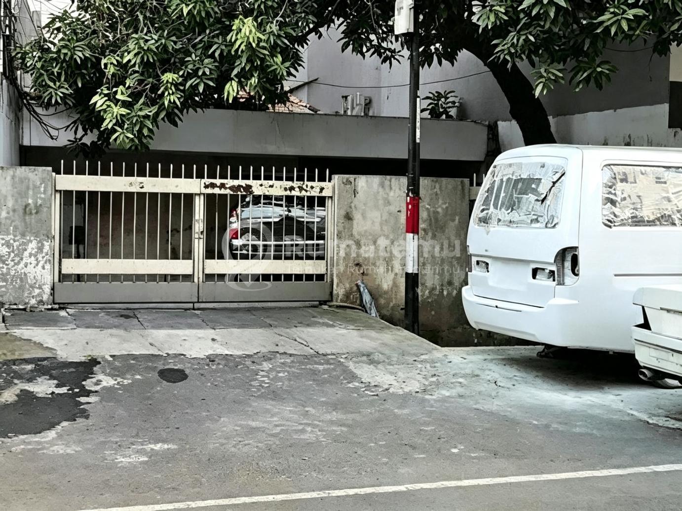 Rumah Hitung Tanah Pinggir Jalan Raya, 150 Meter Ke Ltc Glodok