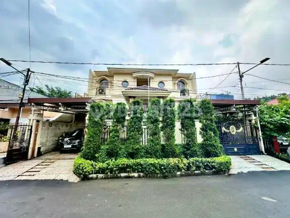Dijual Rumah Besar di Pancoran - 10+4 Kt, Garasi 4 Mobil