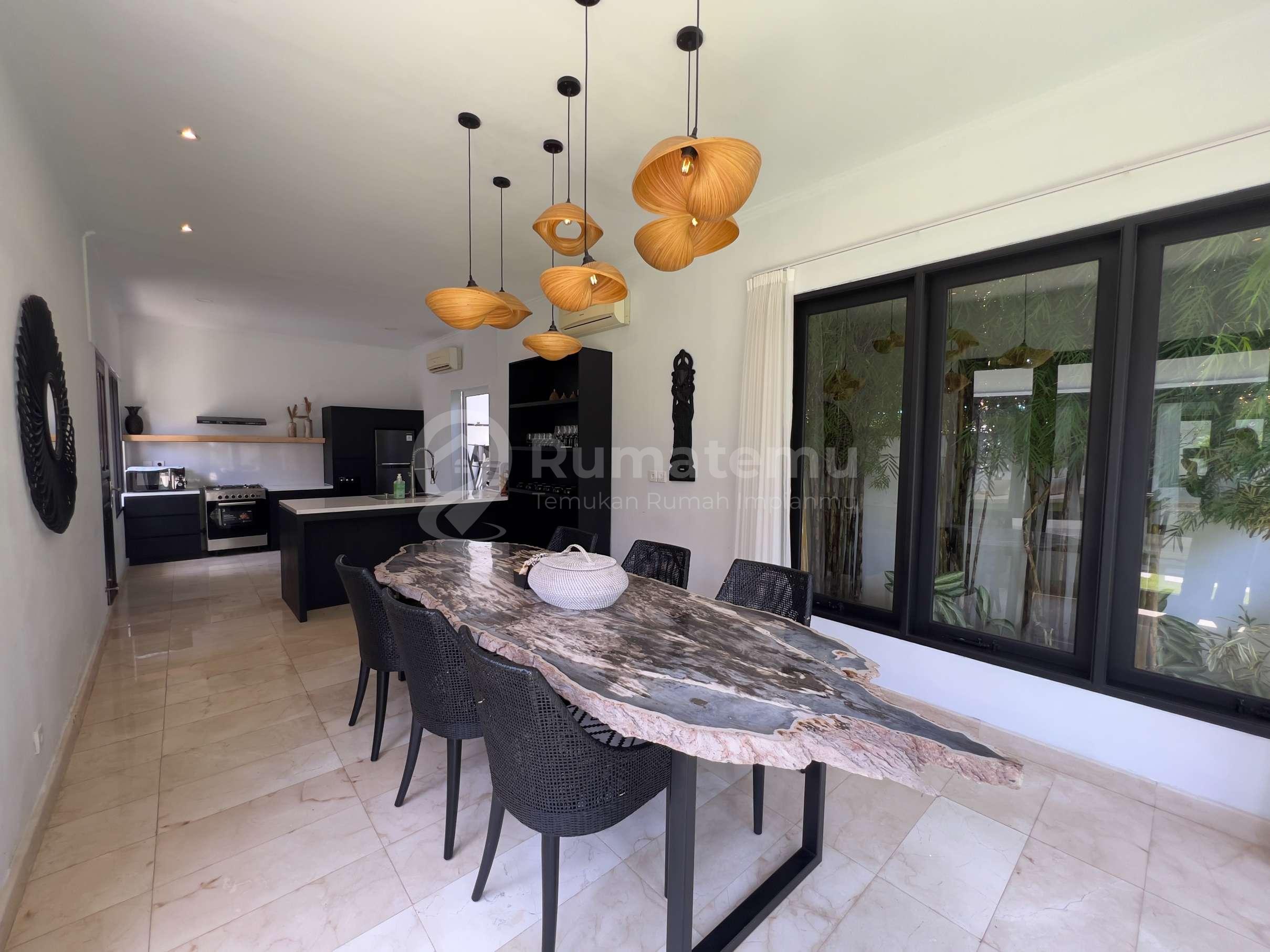  4 BEDROOMS LUXURY TROPICAL STYLE JUST 1,4 Km WALKING DISTANCE TO BATU BOLONG BEACH - CANGGU