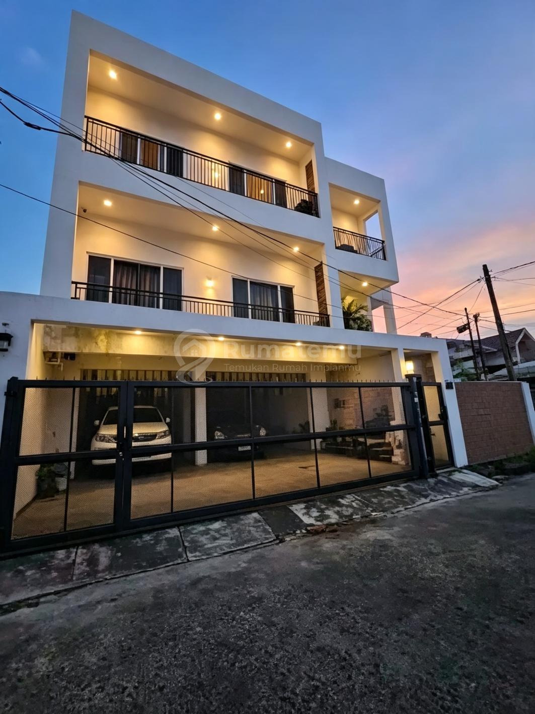 Rumah Modern Tropis Dalam Komplek di Jatibening