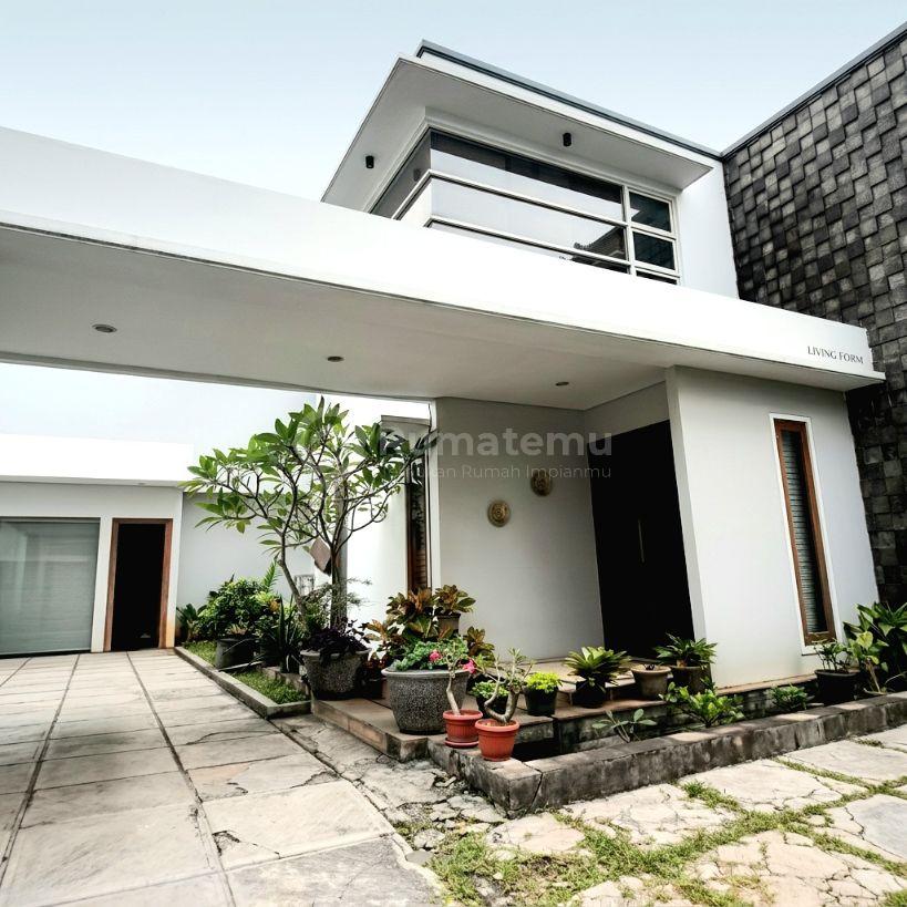 Rumah halaman luas dengan kolam renang. Bintaro