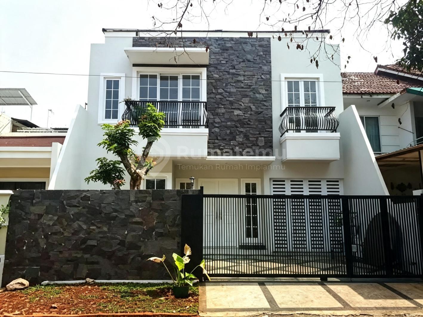 Rumah 2 Lantai Siap Huni Strategis Siap Nego