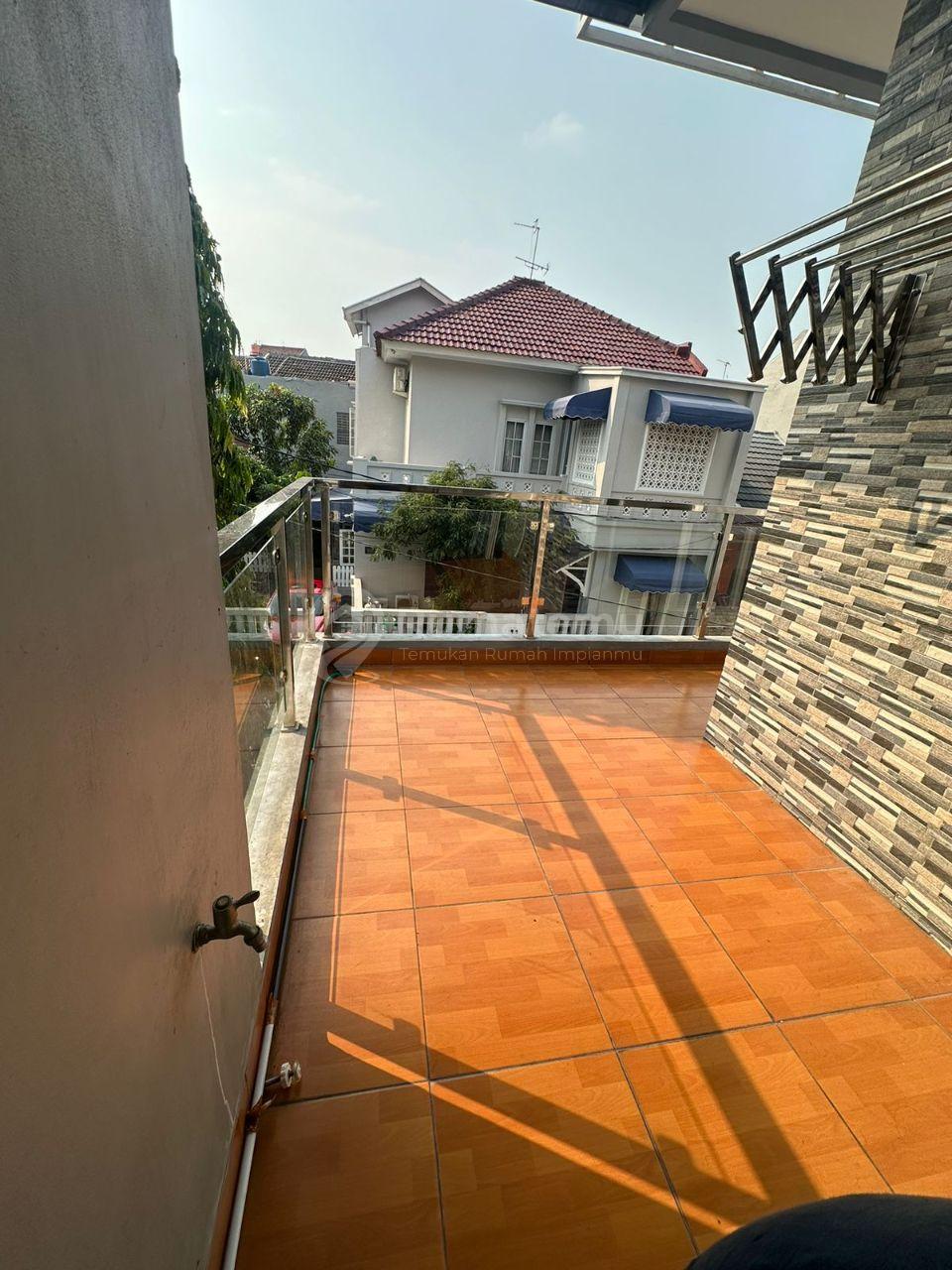 DIJUAL Rumah 2 Lantai dengan Posisi Hoek yang Nyaman dan Strategis di Kawasan Hunian dekat Fasilitas Umum dan Hiburan di Boulevard Hijau, Harapan Indah, Bekasi