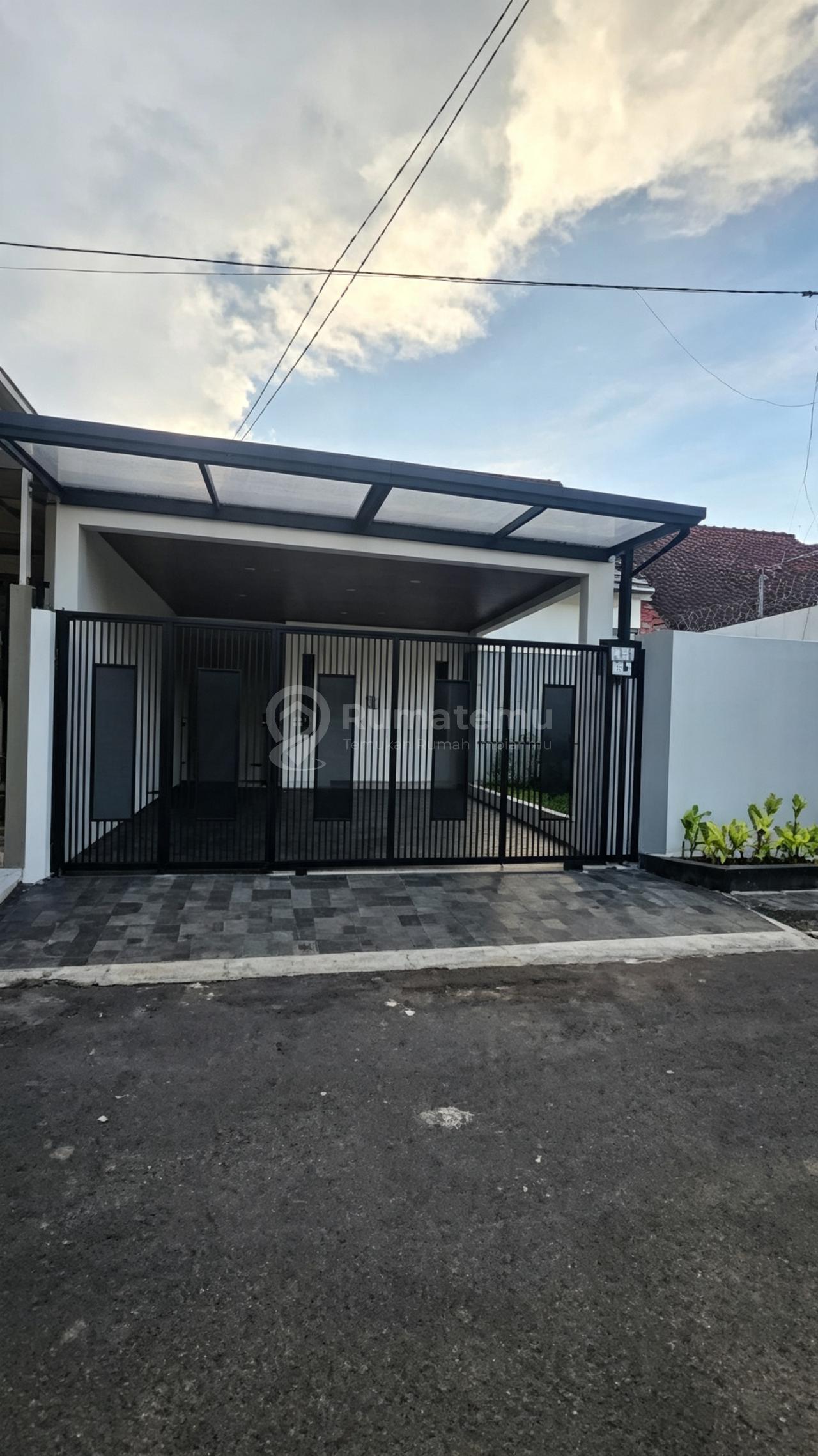 Dijual Rumah 2 BR Siap Huni Villa Kecapi 120 M² dengan Garasi Luas