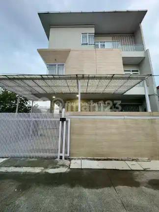Di Jual Rumah 3 Lantai Hook Bagus dan Rapih Siap Huni di Jalan Banyo Kelapa Gading Jakarta Utara