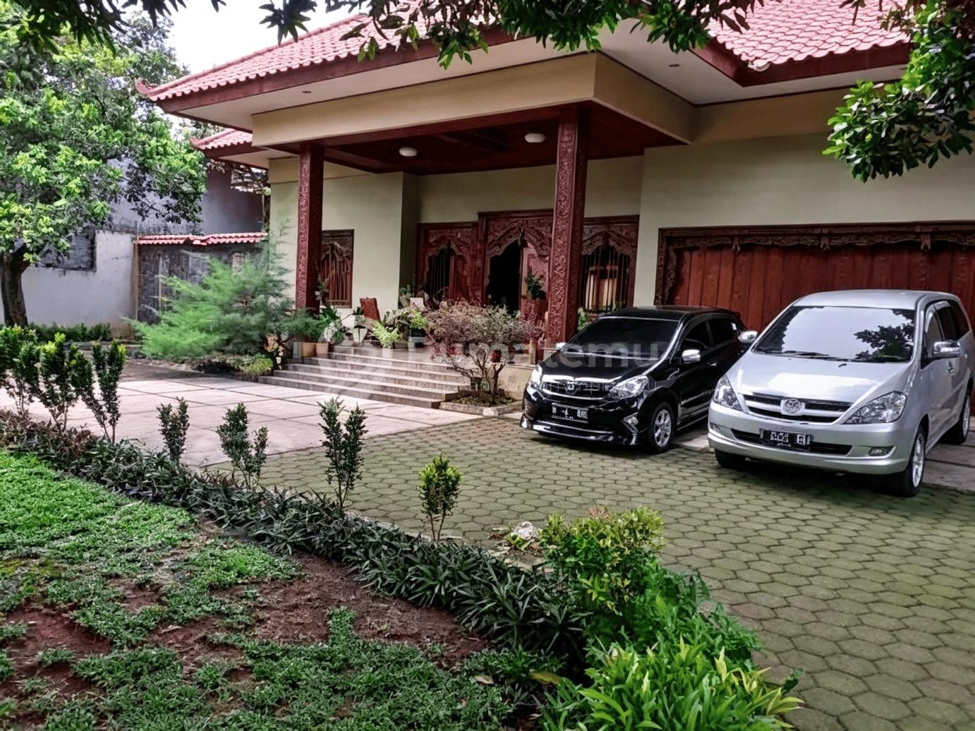 Dijual Rumah Mewah Dengan Halaman Luas Di Raffles Hills Cibubur