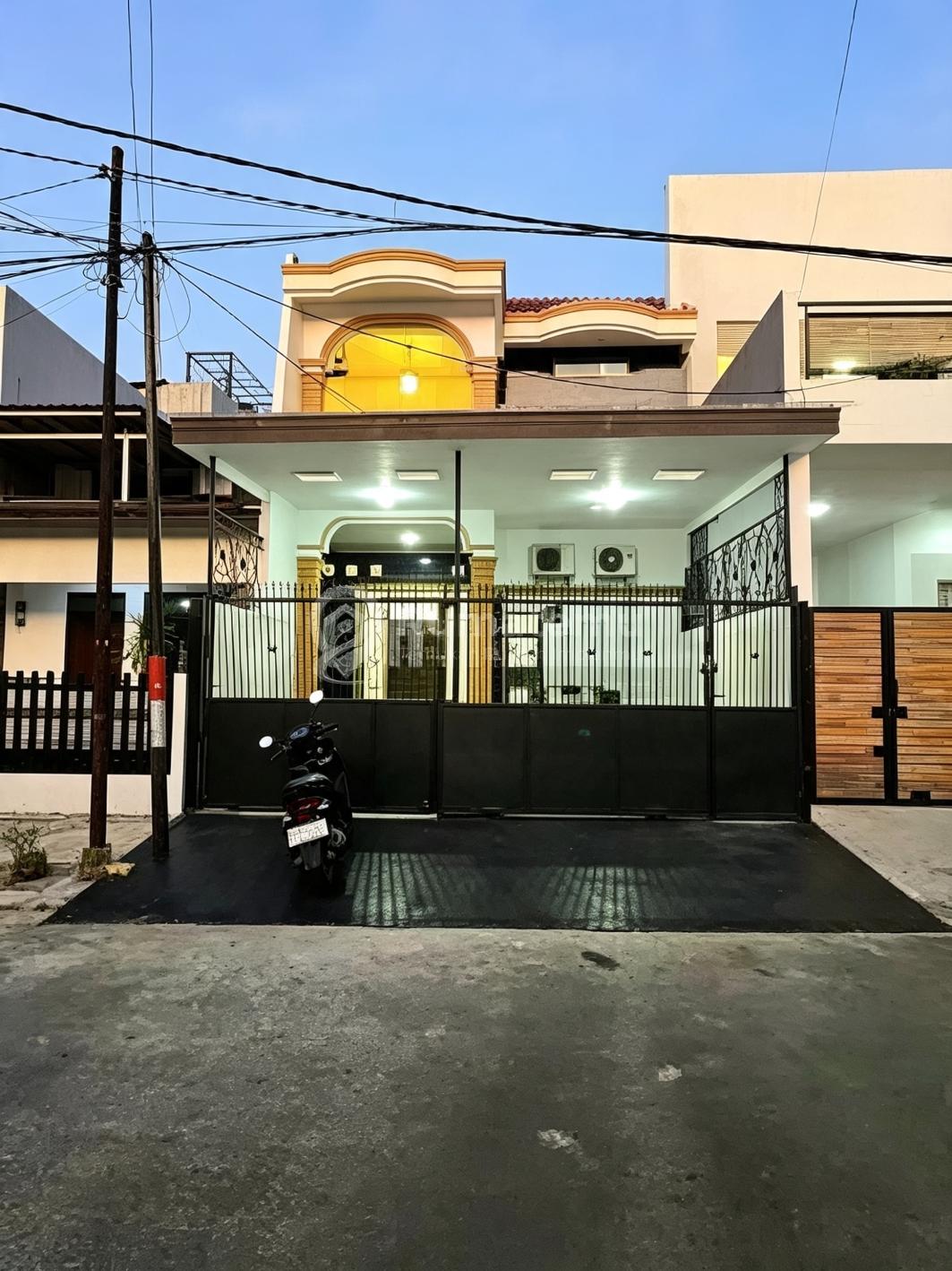Rumah Baru Desain Klasik di Pondok Bambu