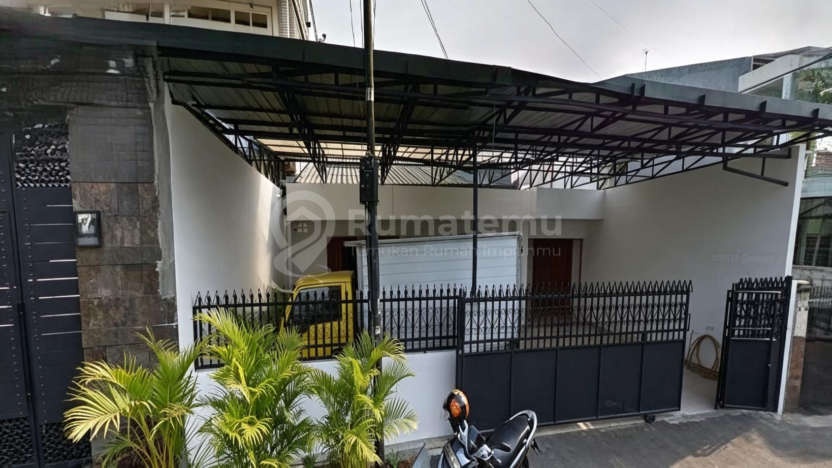 Dijual rumah bentuk kantor dan gudang Ada lift barang Tidak banjir di area Gajah mada