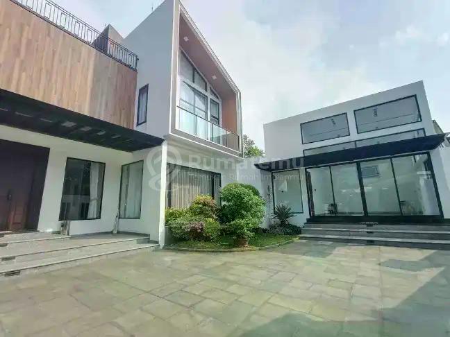 Rumah Modern Hook 3 Lantai SHM Private Pool, Kolam ikan, Sauna, Mushola, Rooftop Best View Pegunungan Sentul City, Bogor