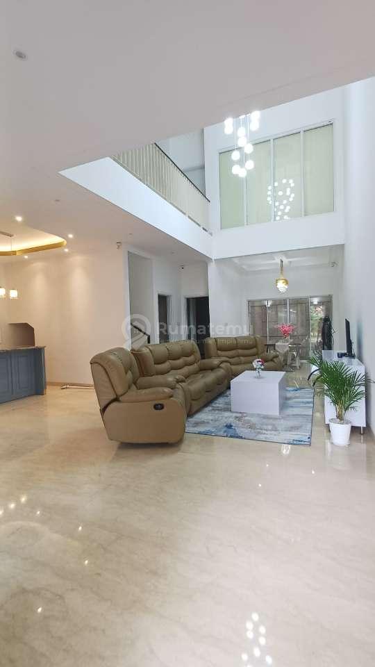 Dijual Cepat Rumah di The Riviera at Puri 8×18.