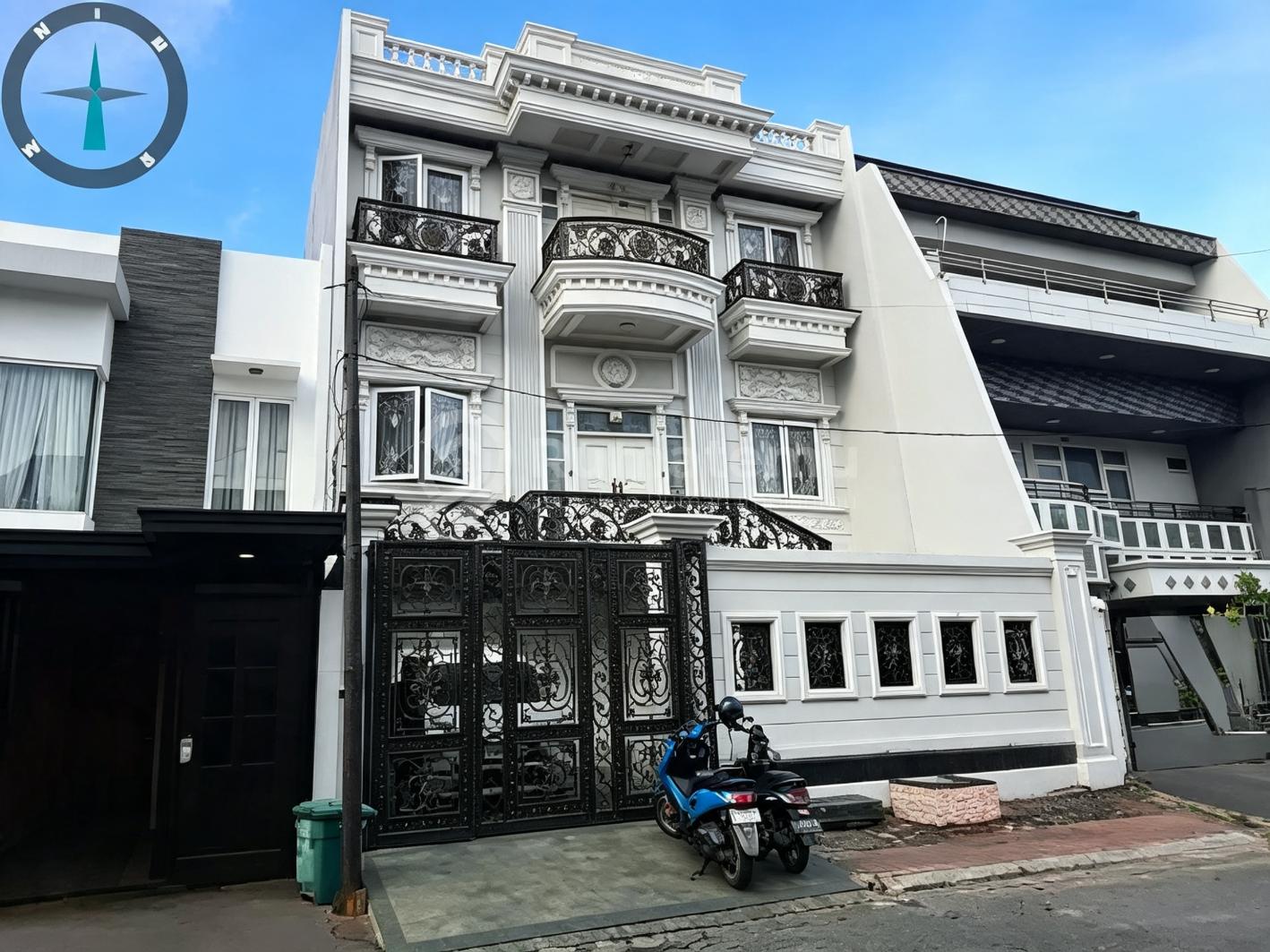For Salle Rumah Mewah di Taman Palem Lestari Cengkareng Jakarta Barat