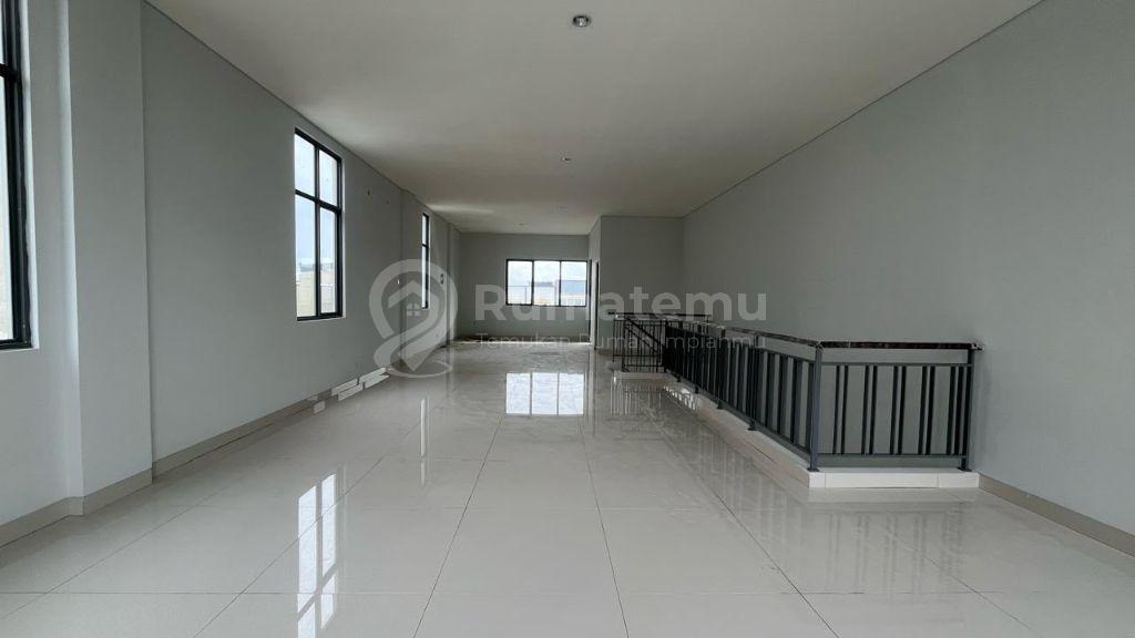 DISEWAKAN CEPAT Ruko 3 Lantai yang Modern dengan Lokasi Bisnis yang Strategis di Hudson Studi Loft, Gading Serpong, Tangerang