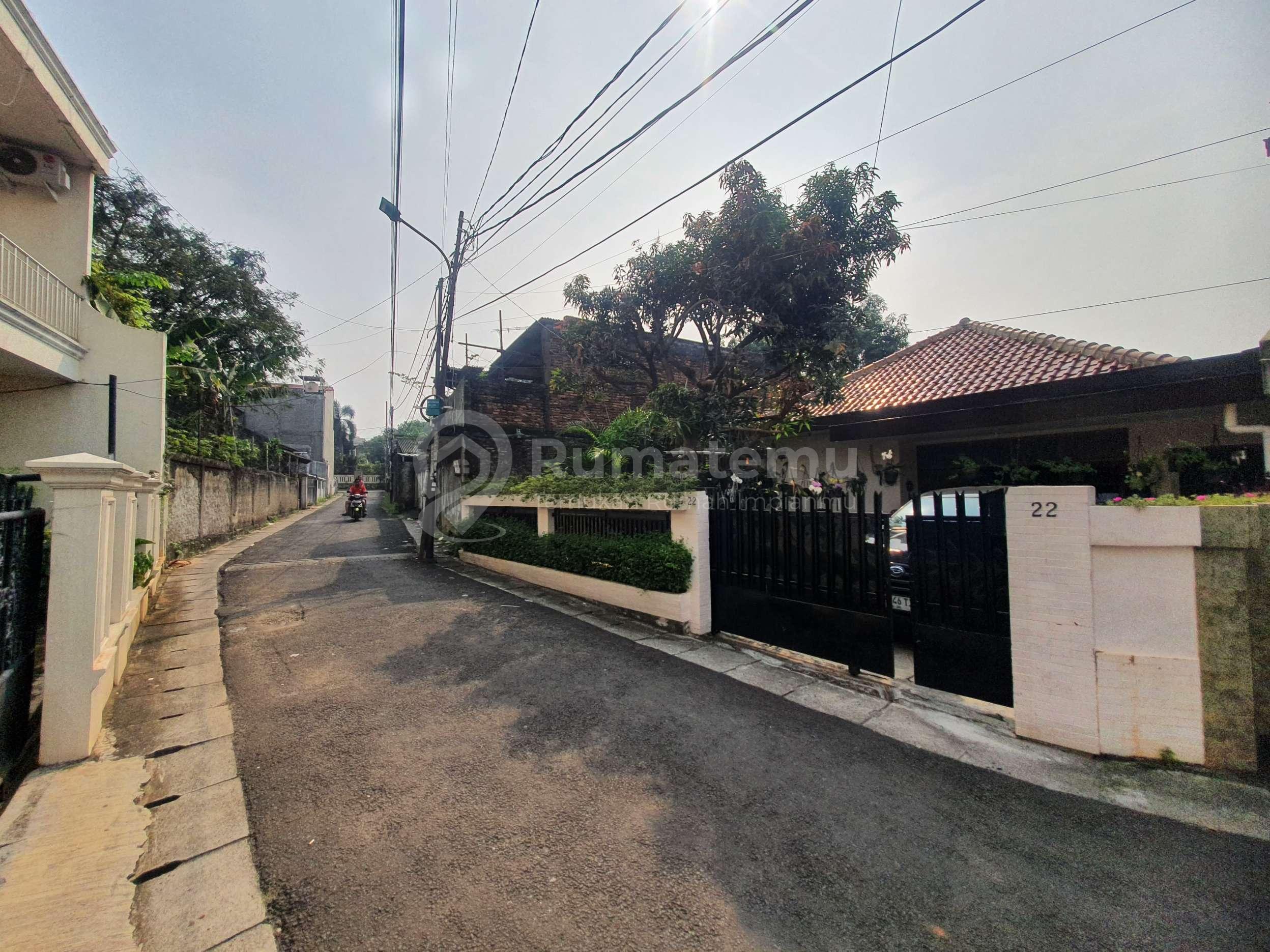 Dijual Rumah Asri dengan Tanah Luas, ada Backyard. Lokasi strategis di Pondok Kelapa Jakarta Timur, dekat Tol dan LRT. Bebas banjir. 