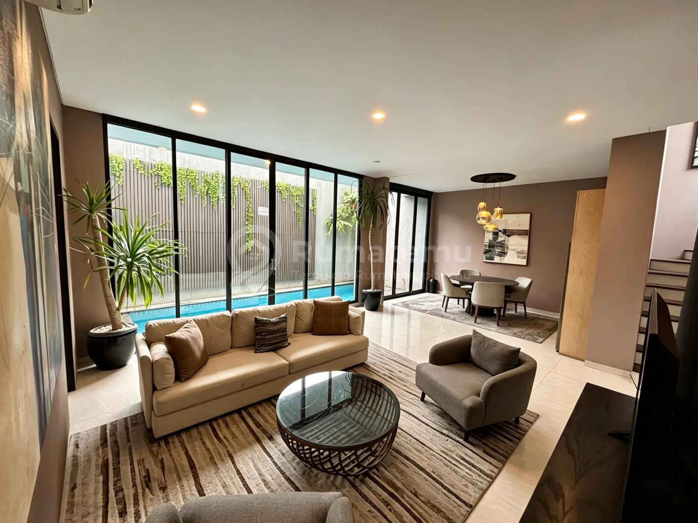 Jual town house cluster baru dengan swimming pool unit tertentu di Jeruk Purut