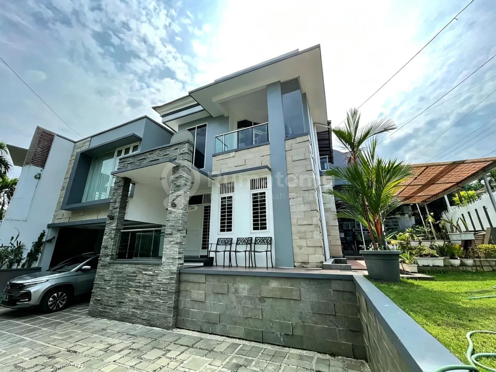 RUMAH MEWAH 301/300M2 DEKAT AKPOL & UNIKA