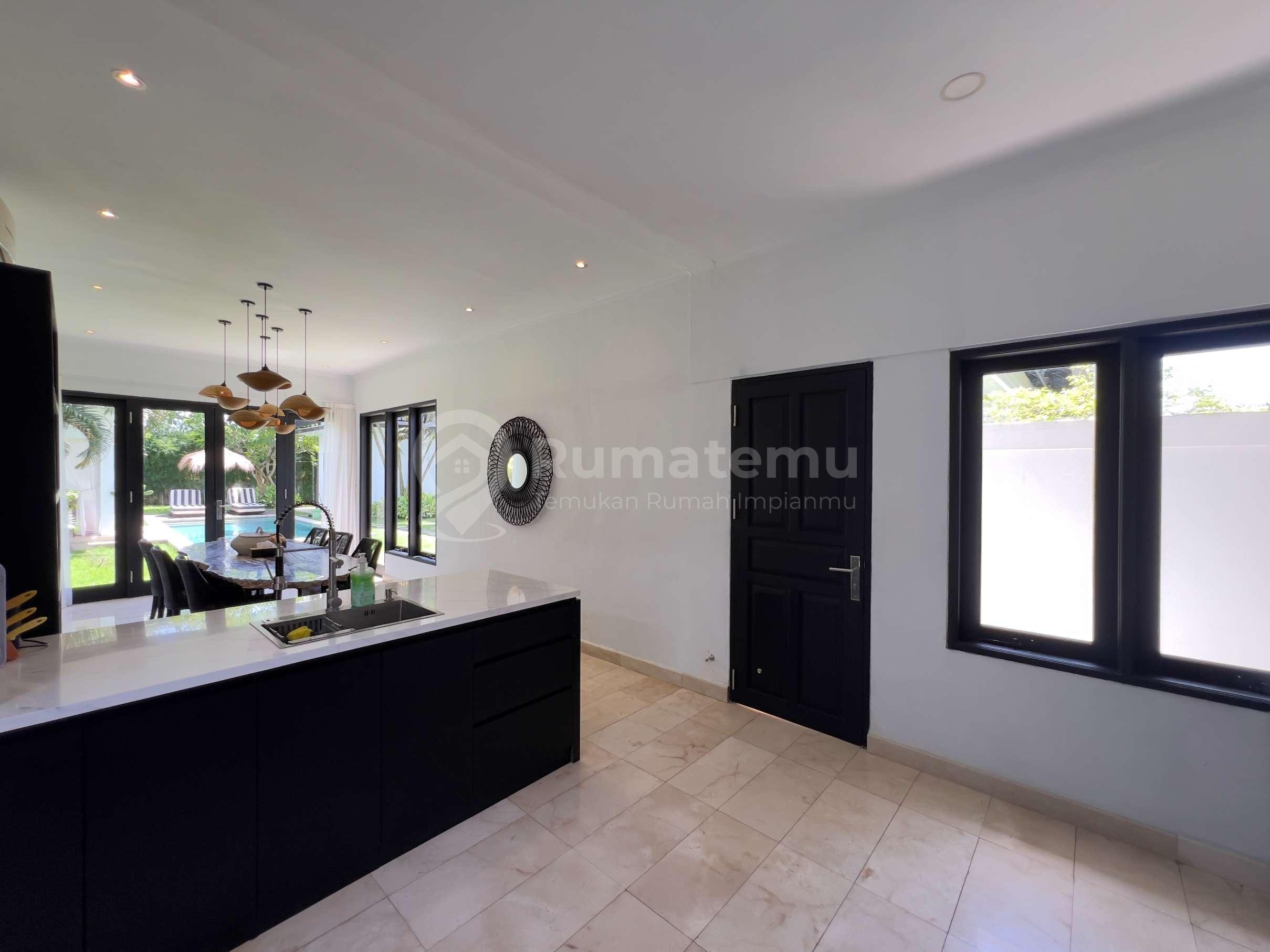  4 BEDROOMS LUXURY TROPICAL STYLE JUST 1,4 Km WALKING DISTANCE TO BATU BOLONG BEACH - CANGGU