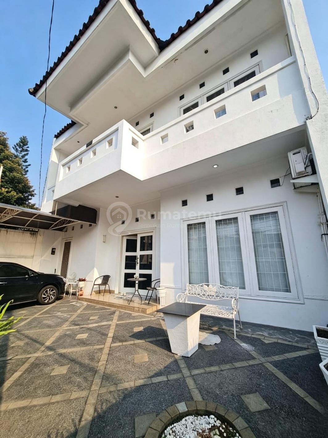 Dijual B U rumah terdapat dapur dan halaman belakang di Cipete, Jakarta Selatan