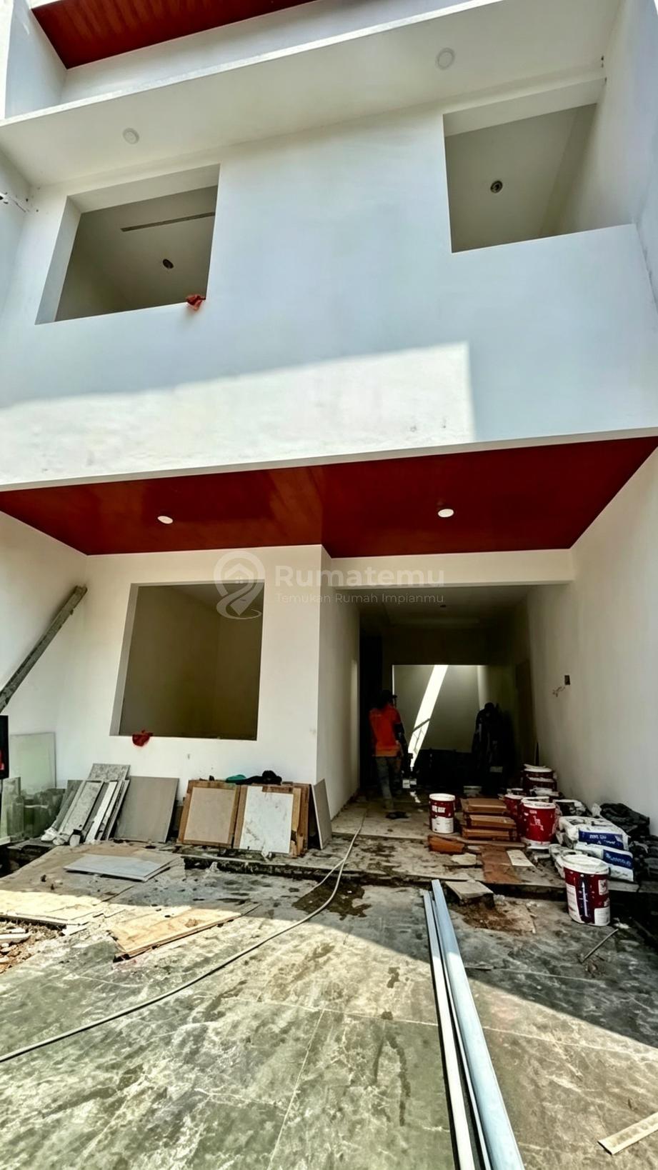 Dijual Rumah 3 Lantai Bangunan Baru Lebar 6 Meter di Melati Mas