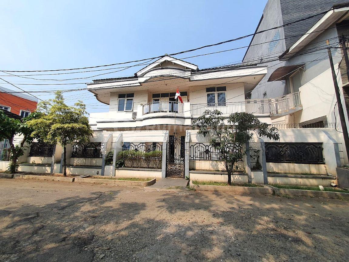 Rumah Hoek 2 Lantai Strategis Kota Harapan Indah Bekasi