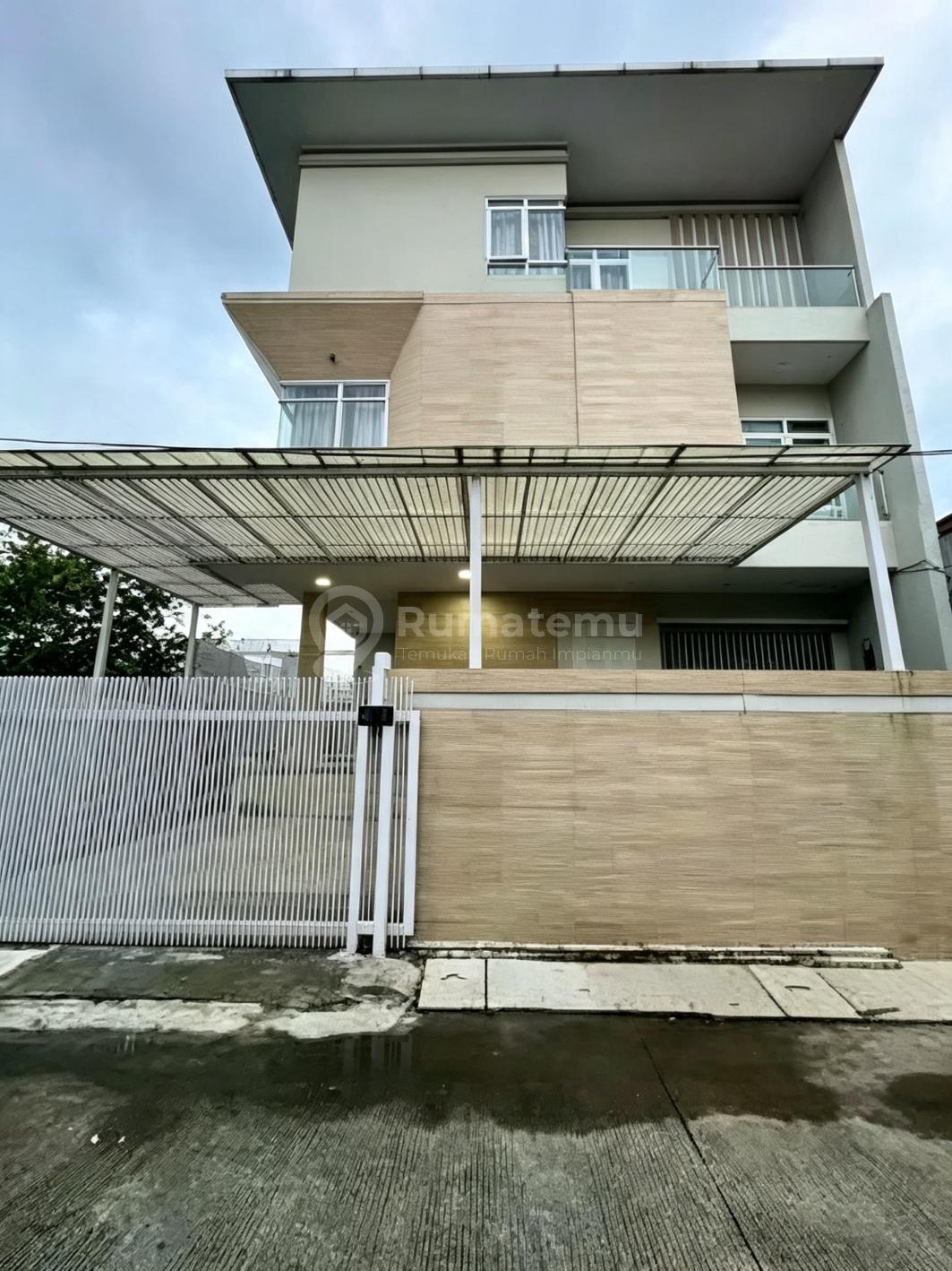 Di Jual Rumah 3 Lantai Hook Bagus dan Rapih Siap Huni di Jalan Banyo Kelapa Gading Jakarta Utara