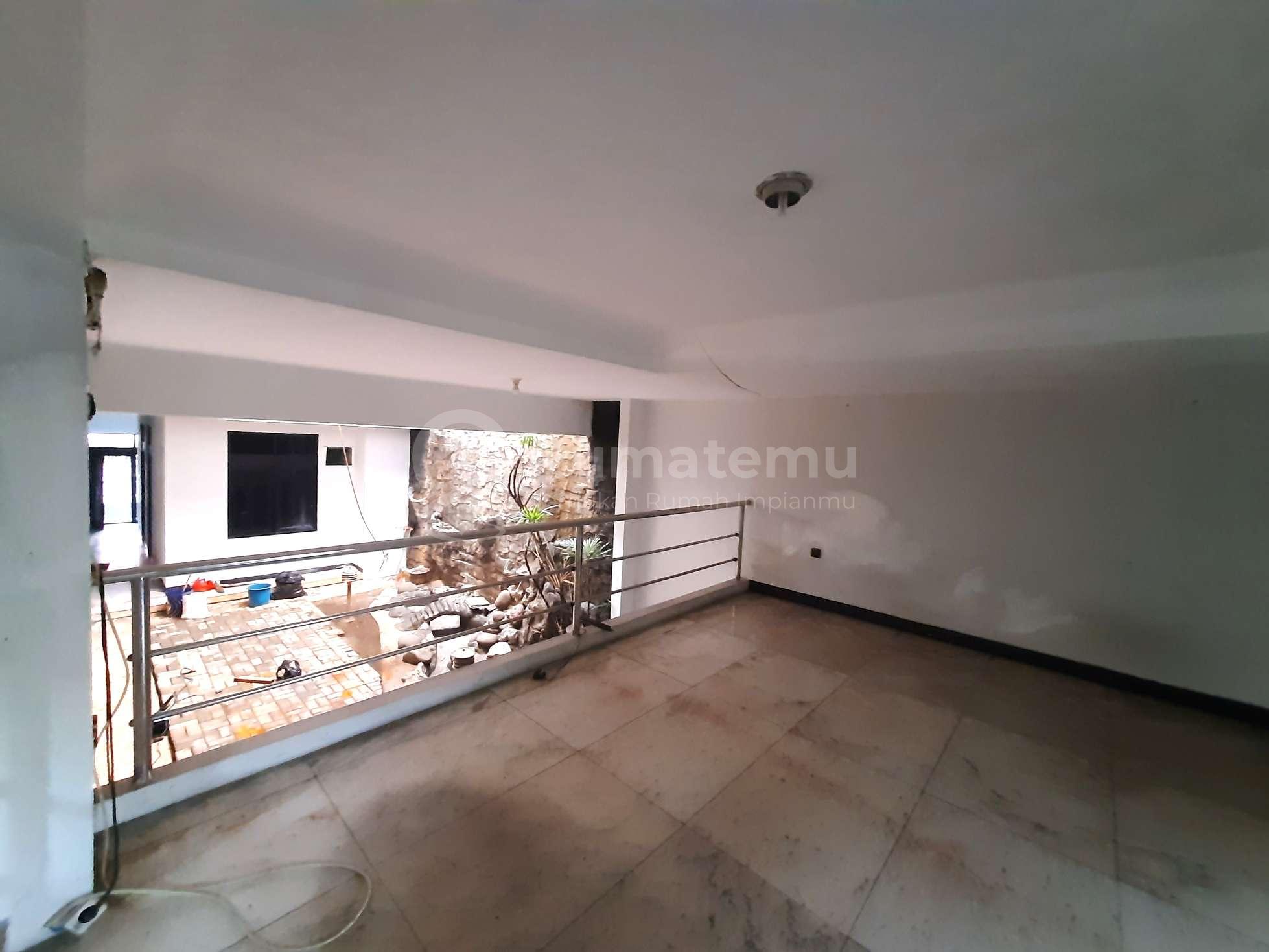 Rumah Tomang. 2.5 Lantai. 14x25. Jalan Raya 4 Mobil. Siap Huni